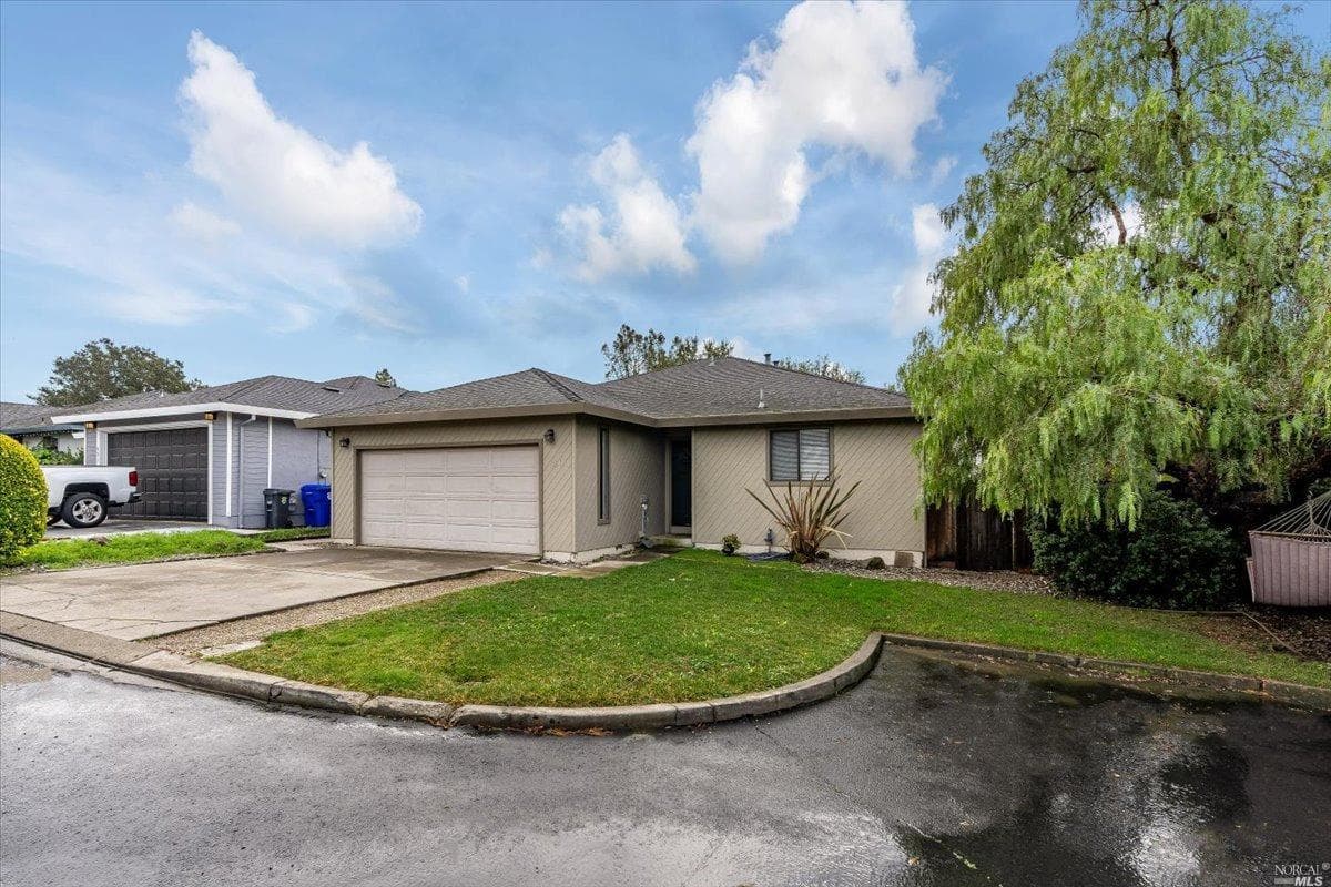 911 Foxboro Dr, Napa, CA 94559